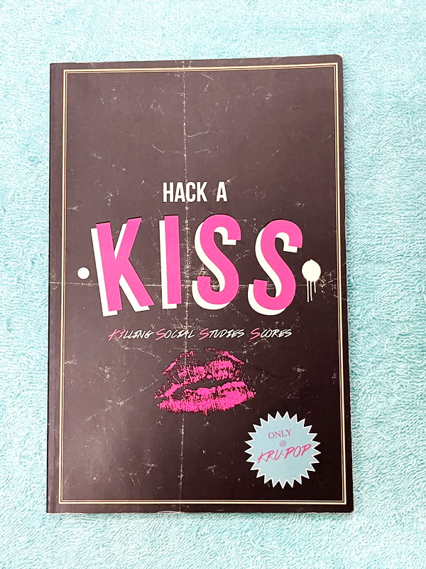 ►สังคมครูป๊อป◄ KruPop หนังสือกวดวิชา Hack a Kiss ครูป็อป สรุปเนื้อหาสังคมครบทุกสาระ มีเทคนิคการจำลัดเยอะมาก ครูป็อปอธิบายหลักสำคัญในการตอบคำถามว่า ถ้าเจอคำถามแนวๆนี้ ควรจะตอบคำถามอย่างไรให้ตรงประเด็นที่สุด ,มี Kiss Vocab แปลคำศัพท์สังคมเป็นไทยทำให้เข้าใจง