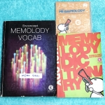 ►ครูพี่แนน Enconcept◄ MEMO 3731 เซ็ท Memelody + CD เพลงภาษาอังกฤษครูพี่แนน มีเพลง + เนื้อเพลงมากกว่า 200 เพลง ในเซ็ทประกอบด้วย 1. หนังสือ Memolody Book เป็นเล่มเนื้อเพลง มีจดโน้ตเกือบทั้งเล่ม 2. หนังสือ Memolody Dictionary เป็นดิกชันนารี่เพื่อใช้คู่กับ Cd