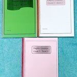 ►Teacher Nan◄ หนังสือกวดวิชา English Grammar Grade 5 เล่ม 1-3 สรุปเนื้อหาและวิธีการใช้หลักไวยากรณ์อย่างกระชับ เนื้อหาตีพิมม์สมบูรณ์ทั้งหมด มีโจทย์ประจำบท มีจดเฉลยบางข้อ ที่เว้นว่างไว้ไม่มีเฉลย ด้านหลังมี Vocab ที่ควรท่องจำ อาจารย์ค่อยๆแบ่งออกทีละครั้ง ครั