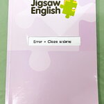 ►Jigsaw◄ หนังสือกวดวิชาครูจิ๊กซอว์ Error + Cloze ม.ปลาย เน้นฝึกทำโจทย์ด้าน Error Identification และ Cloze Test โดยเฉพาะ จดครบเกือบทั้งเล่ม จดละเอียด มีจดความหมายและวิธีการใช้ศํพท์ รวมทั้งสูตรลัดในการจำหลักไวยากรณ์แกรมม่า หนังสือเล่มหนาใหญ่ สำเนา