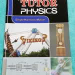 ►The Tutor◄ หนังสือเรียนฟิสิกส์ ม.ปลาย การเคลื่อนที่แบบซิมเปิลฮาร์มอนิก มีสรุปเนื้อหาสั้นๆ ก่อนตะลุยทำโจทย์แบบฝึกหัด โจทย์มีหลายระดับ ตั้งแต่ขั้นง่ายๆเบสิก,ปานกลาง จนถึงระดับยาก advanced ด้านหลังมีเฉลย หนังสือใหม่เอี่ยม