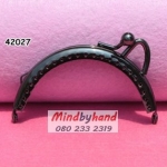 ขอบกระเป๋า 3"กว่า โค้ง มีฉลุ สีดำ (ที่บิดด้านข้าง)