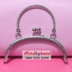 ปากกระเป๋าปิกแป๊ก มีลาย สีเงิน ที่จับกลม 8 นิ้ว