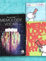 ►ครูพี่แนน Enconcept◄ MEMO A314 เซ็ท Memelody + CD เพลงภาษาอังกฤษครูพี่แนน มีเพลง + เนื้อเพลงมากกว่า 200 เพลง ในเซ็ทประกอบด้วย 1. หนังสือ Memolody Book เป็นเล่มเนื้อเพลง มีจดโน้ตเกือบทั้งเล่ม 2. หนังสือ Memolody Dictionary เป็นดิกชันนารี่เพื่อใช้คู่กับ Cd
