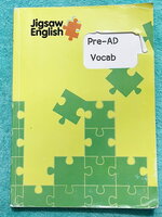 ►Jigsaw◄ หนังสือกวดวิชาครูจิ๊กซอว์ Pre-Ad Vocab มีเน้นประเภทของคำศัพท์ที่ควรรู้ และควรท่องจำให้ได้ก่อนเข้าห้องสอบ จดครบเกือบทั้งเล่ม จดละเอียด มีจดความหมายและวิธีการใช้ศํพท์ หนังสือเล่มหนาใหญ่มาก
