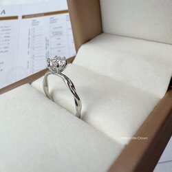 พร้อมส่งฟรี แหวนเพชรโมอีส เงินแท้925 ชุปทองขาว Moissanite Engagement Wedding Ring